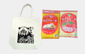 黒獅子のトートバッグとおしどりミルクケーキ