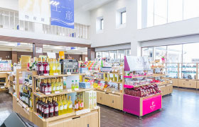 黒獅子のトートバッグとおしどりミルクケーキ