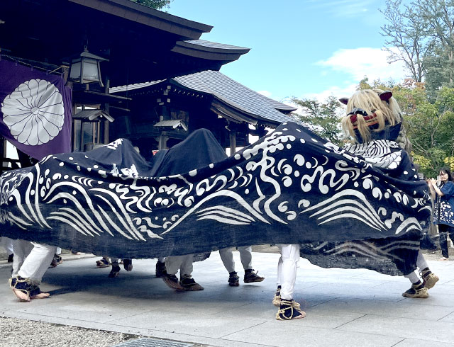 黒獅子が踊る様子